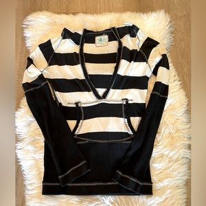 Free people striped, hooded, V-neck pull over. Sz L